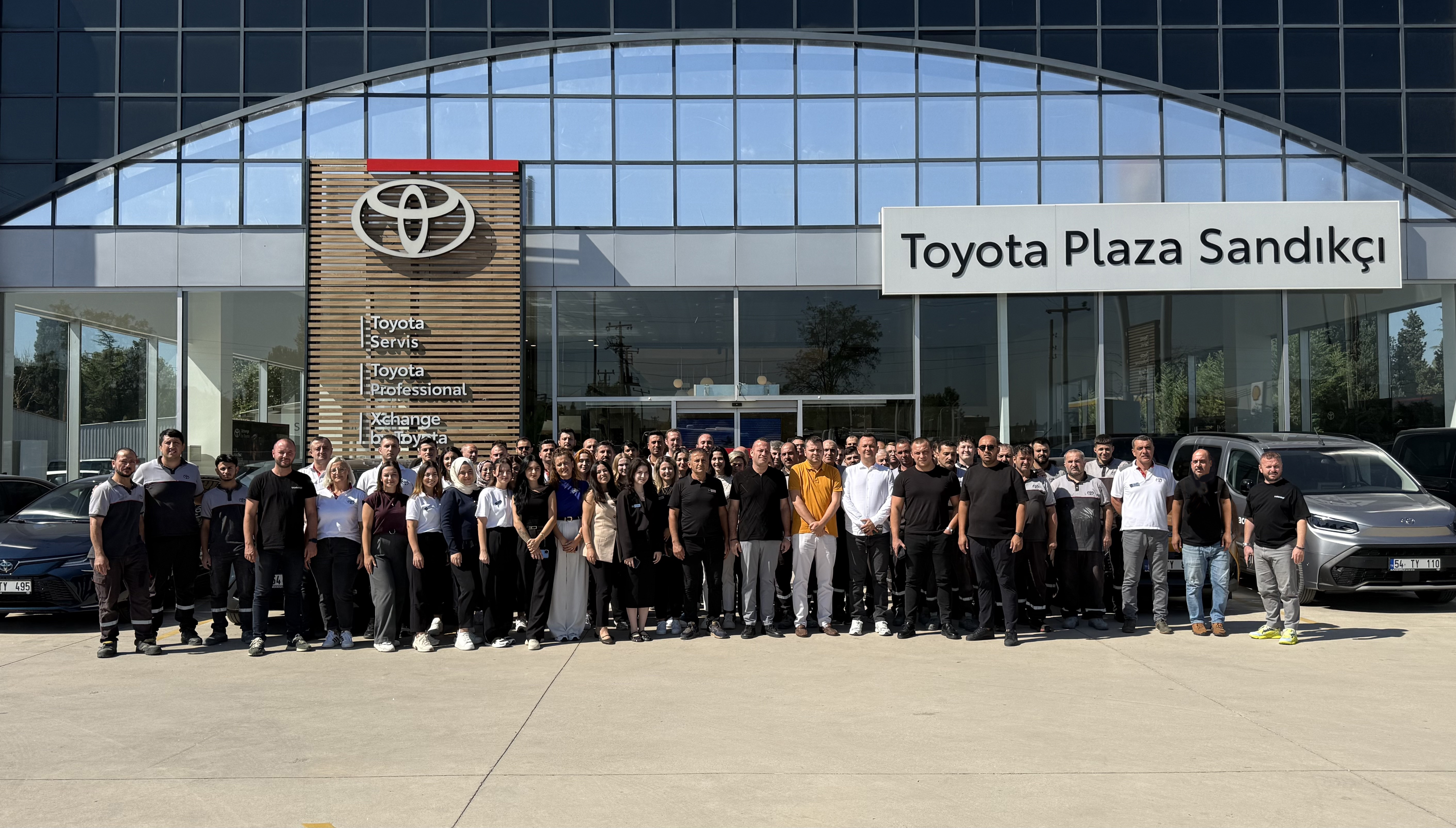Toyota Plaza Sandıkçı ekibi — Arifiye / Sakarya plazası önünde